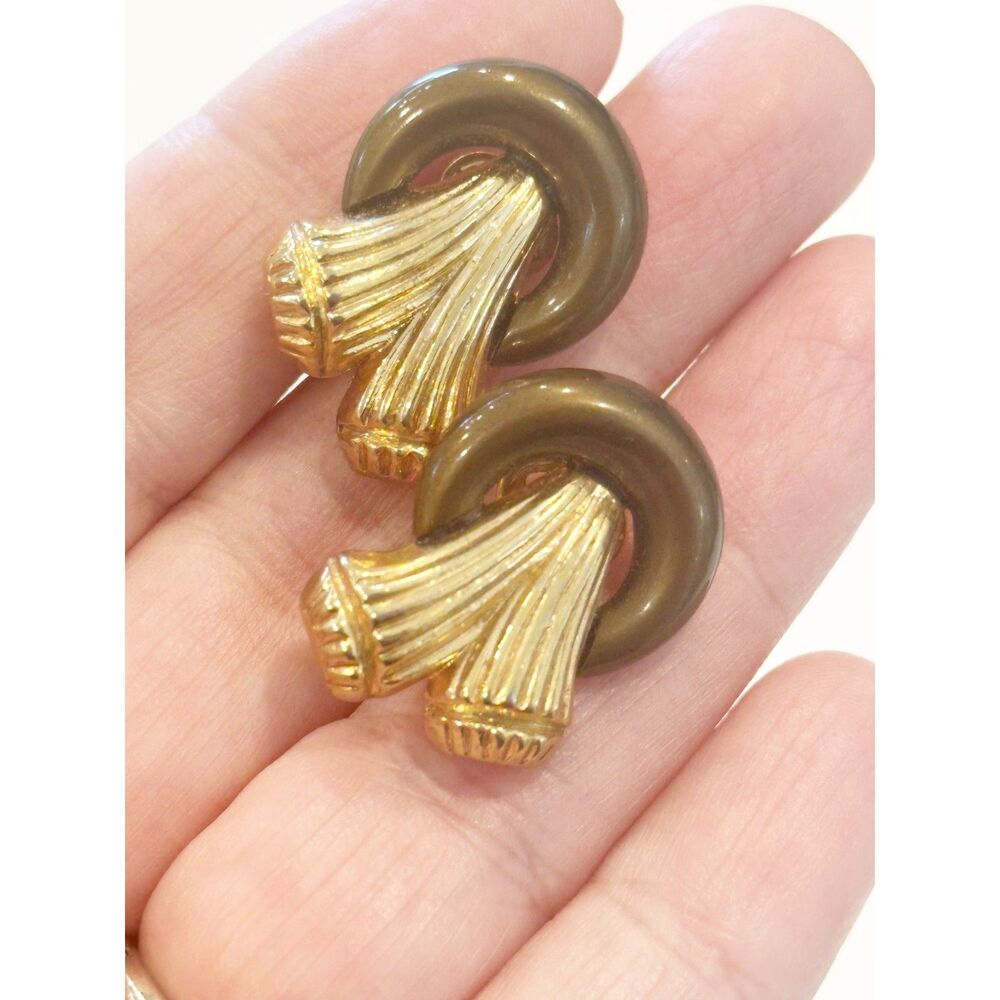 Vintage Trifari Earrings Gold Ribbed Stem with Brown Thermoset Lucite
